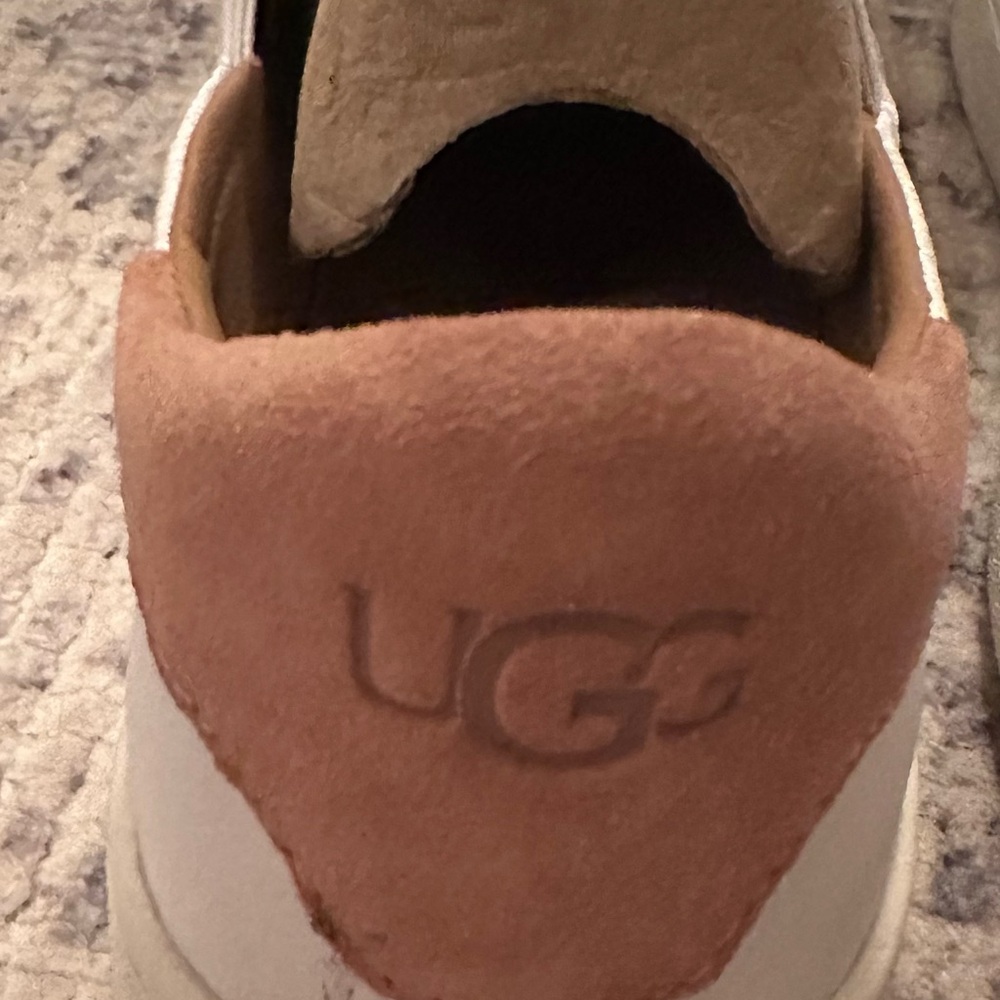 UGG Women's Slip-On Cas White Leather Sneakers size 9 great condition - Picture 10 of 11